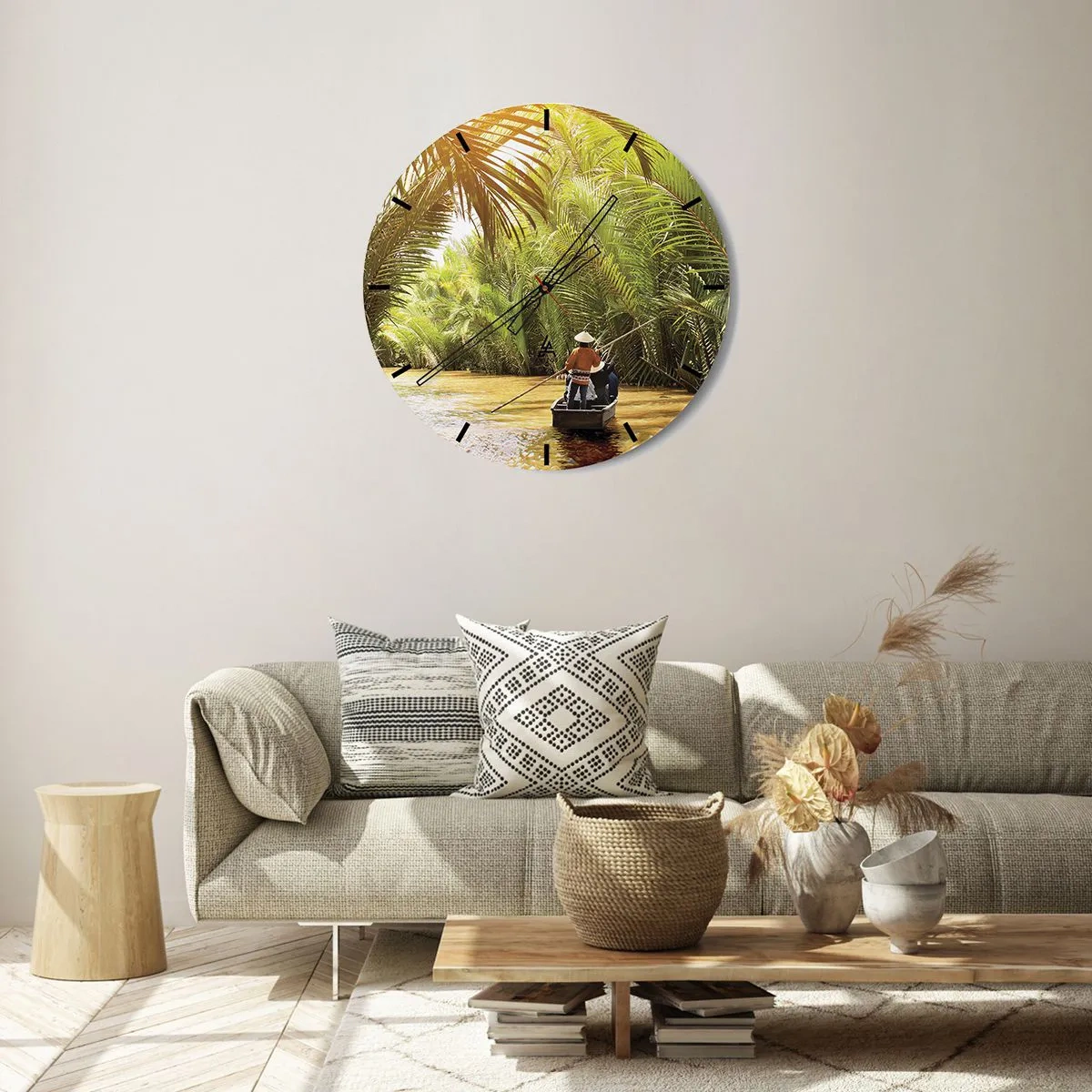 Nástenné hodiny - Ľudia na lodi plaviacej sa hustým palmovým lesom - 30x30cm - Palmovou roklinou - Moderná nástenná dekorácia do obývacej izby, kuchyne a spálne ARTTOR
