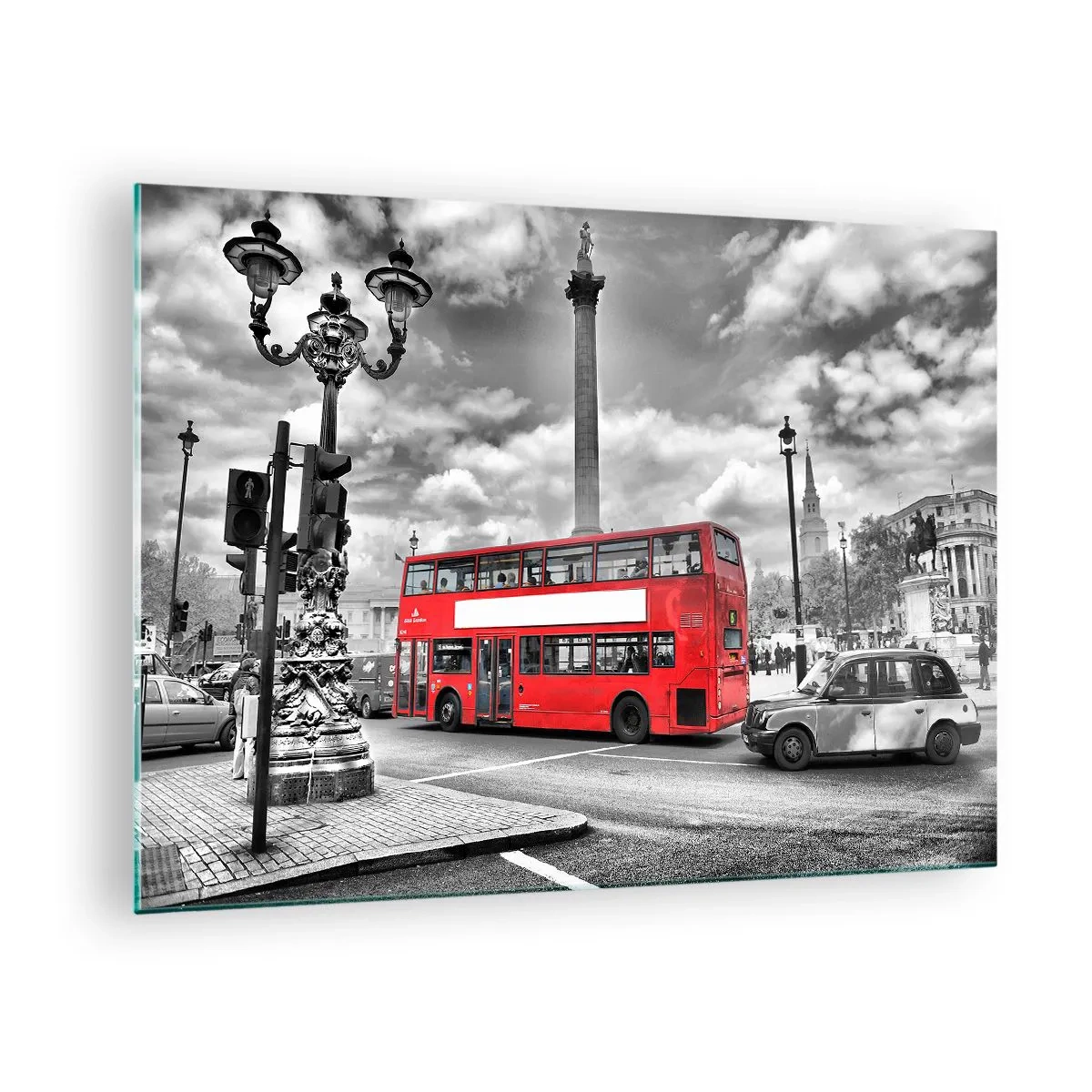 Obraz na skle - Červený autobus na pozadí čiernobielej mestskej krajiny - 70x50cm - Skutočný krvný obeh mesta - Moderná nástenná dekorácia do obývacej izby a spálne ARTTOR