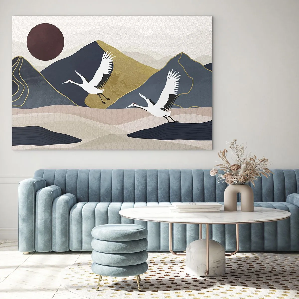 Obraz na skle - Dva žeriavy letiace nad zvlnenou krajinou s červeným slnkom. - 70x50cm - Opäť ubehol ďalší deň - Moderná nástenná dekorácia do obývacej izby a spálne ARTTOR