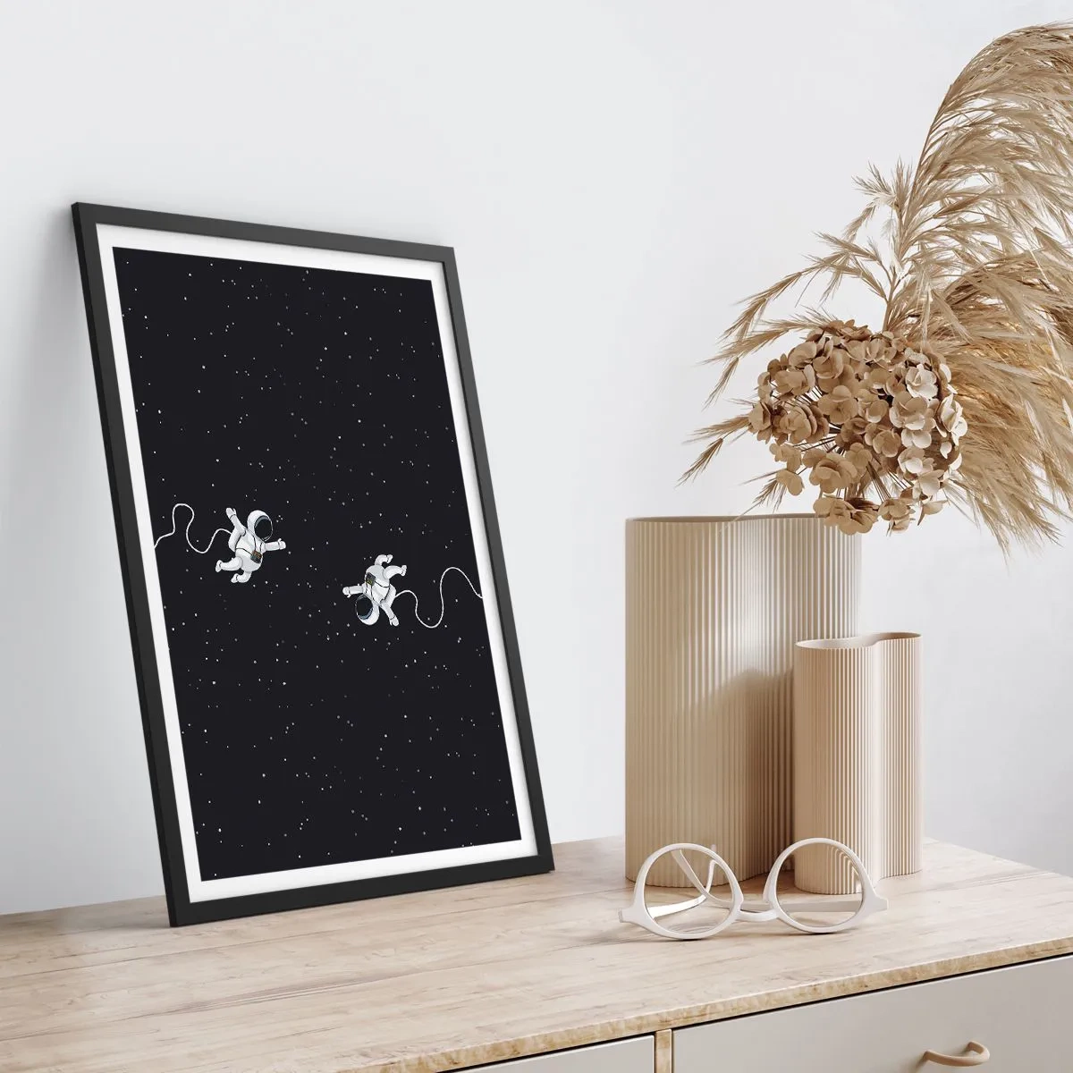 Plagát v čiernom ráme - Dvaja astronauti vznášajúci sa vo vesmíre - 50x70cm - Kozmický tanec - Moderná nástenná dekorácia do obývacej izby a spálne ARTTOR