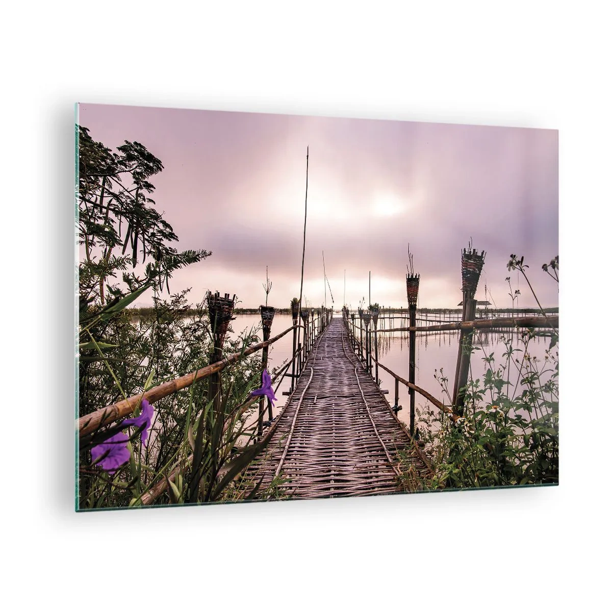 Obraz na skle - Bambusový most vedúci cez jazero, obklopený rastlinami a kvetmi - 70x50cm - Pokoj a pohoda Ázie - Moderná nástenná dekorácia do obývacej izby a spálne ARTTOR