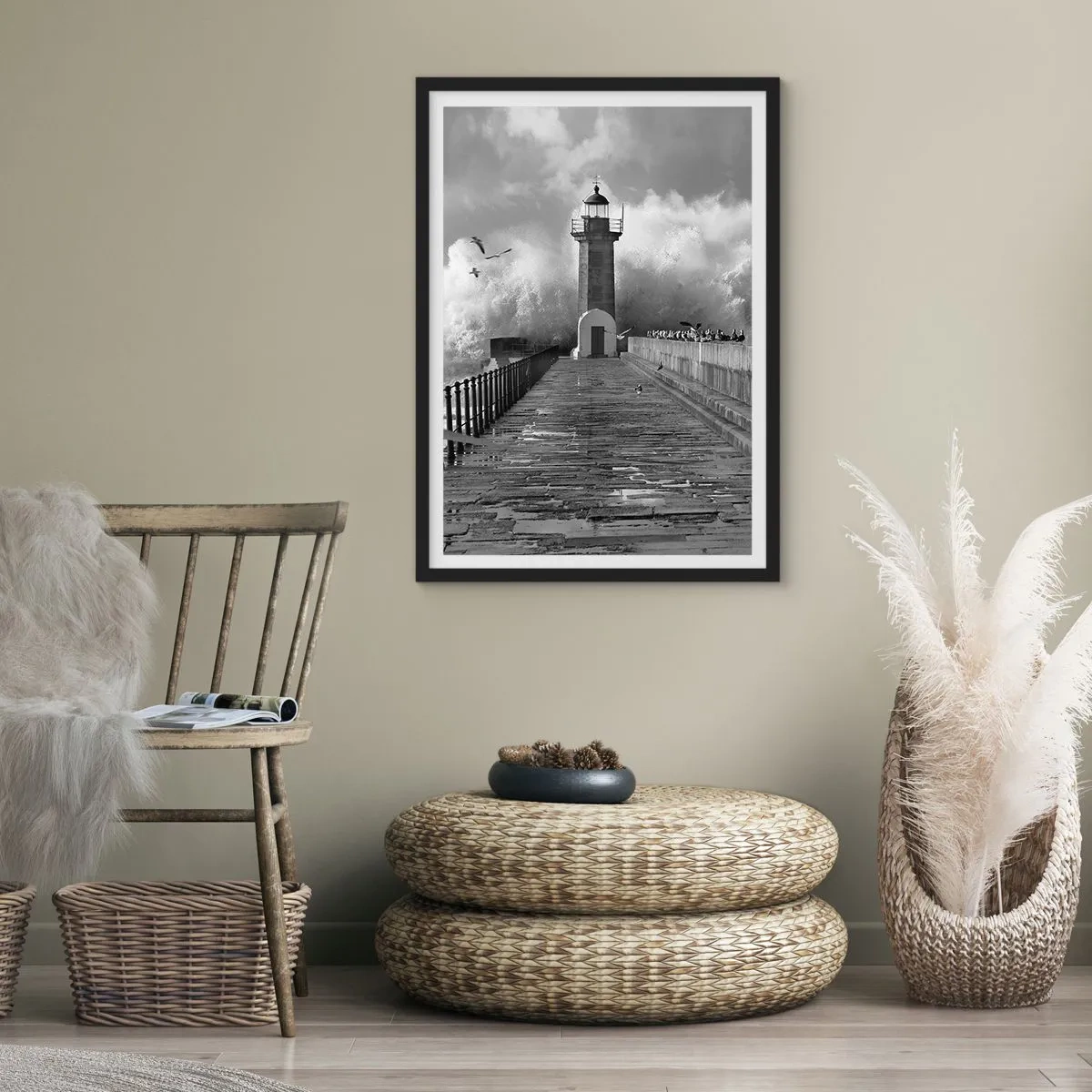 Plagát v čiernom ráme - Čiernobiely maják obklopený vlnami - 50x70cm - Nebojácna - Moderná nástenná dekorácia do obývacej izby a spálne ARTTOR