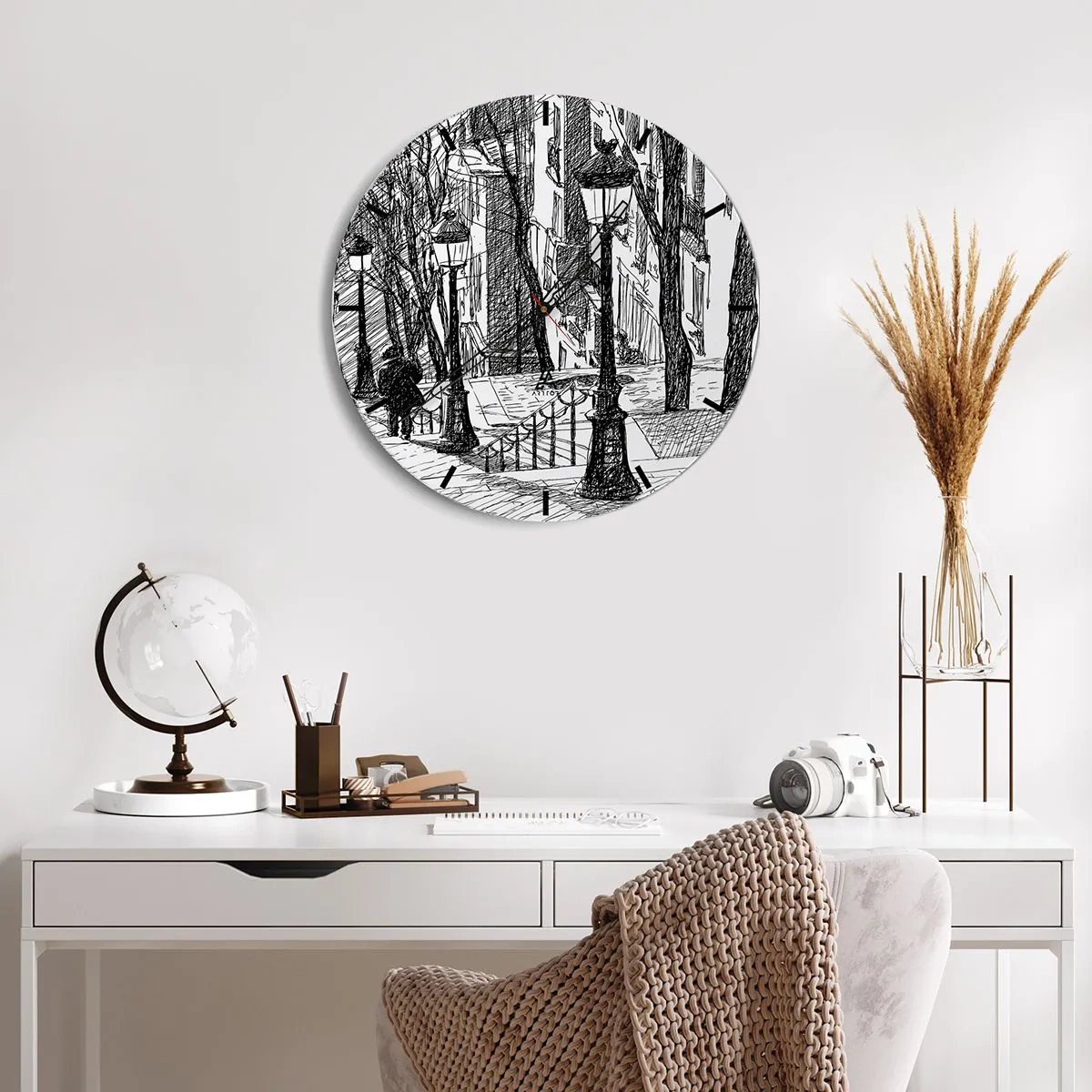 Nástenné hodiny - Čiernobiela kresba ulice s lampášmi a kráčajúcou postavou. - 30x30cm - Milostný príbeh alebo horor? - Moderná nástenná dekorácia do obývacej izby, kuchyne a spálne ARTTOR