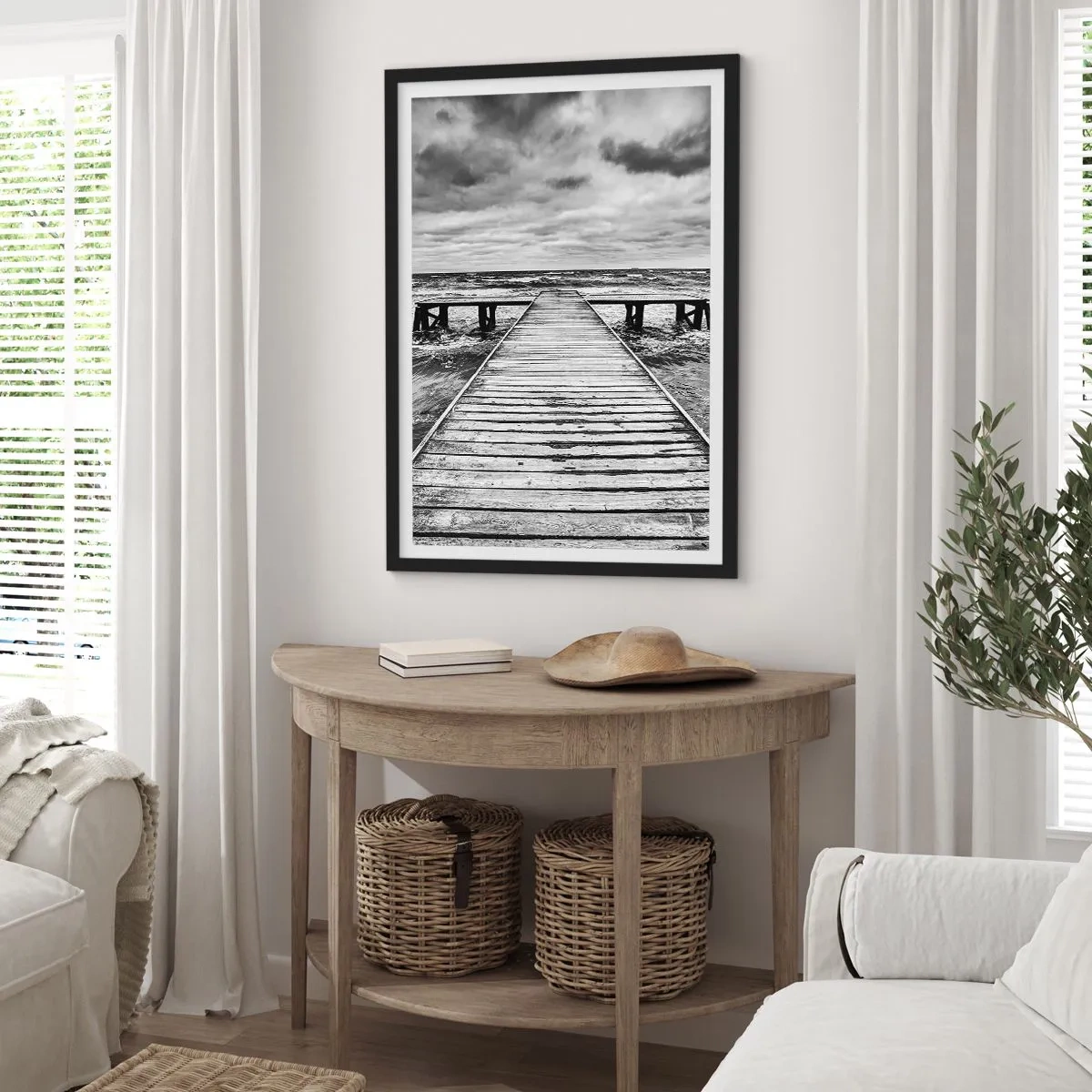 Plagát v čiernom ráme - Čiernobiele drevené mólo nad rozbúreným morom - 50x70cm - Čakám na vietor, čo rozfúka… - Moderná nástenná dekorácia do obývacej izby a spálne ARTTOR