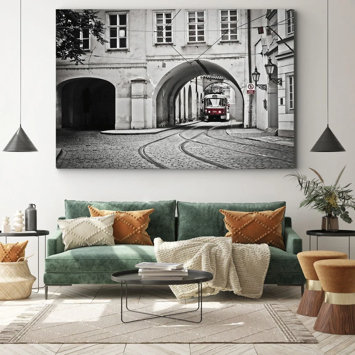 Obraz na plátne - Čiernobiela električka na historickej mestskej ulici - 70x50cm - Mestským labyrintom - Moderná nástenná dekorácia do obývacej izby a spálne ARTTOR