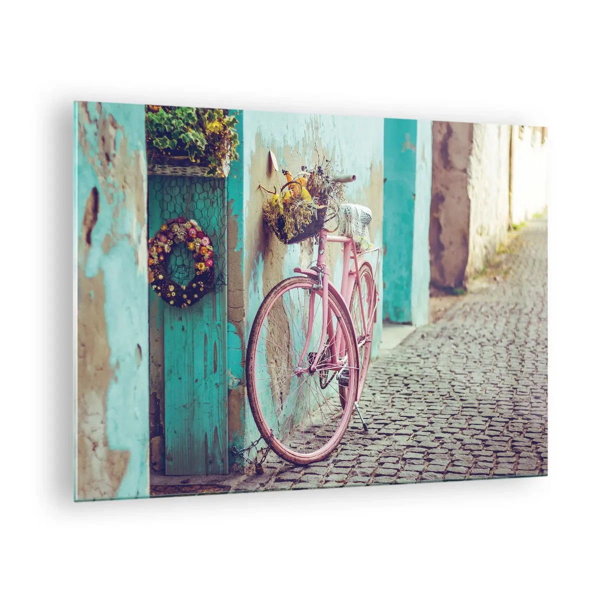 Obraz na skle - Ružový bicykel opretý o stenu s kvetmi v košíkoch, na pastelovom pozadí. - 70x50cm - Hneď sa vrátim - Moderná nástenná dekorácia do obývacej izby a spálne ARTTOR