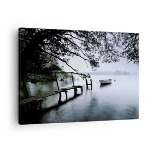 Obraz na plátne - Mólo nad vodou s loďou v pozadí obklopenou hmlistou krajinou - 70x50cm - Už odpočívaš - Moderná nástenná dekorácia do obývacej izby a spálne ARTTOR