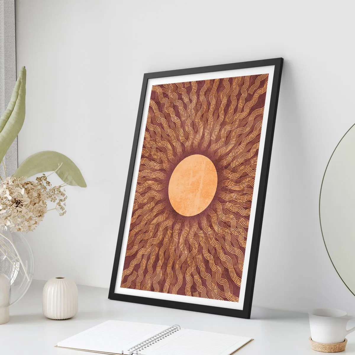 Plagát v čiernom ráme - Štylizované slnko s lúčmi v odtieňoch zlatej a hnedej - 50x70cm - Ikona slnka - Moderná nástenná dekorácia do obývacej izby a spálne ARTTOR