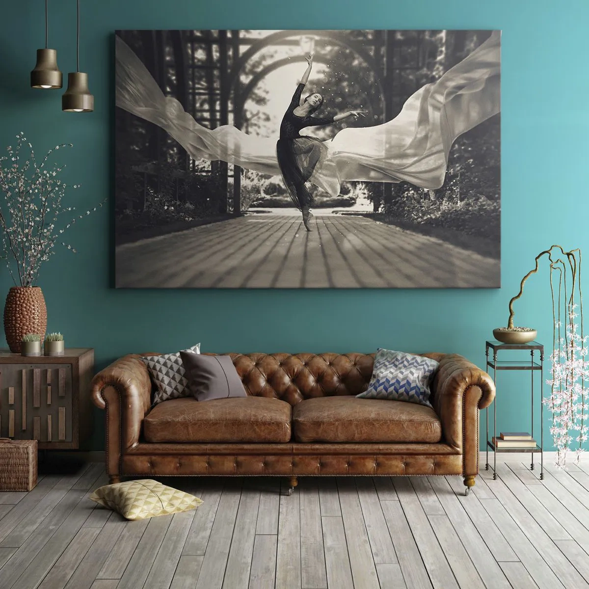 Obraz na plátne - Tanečnica v splývavých šatách predvádza skok na čiernobielom pozadí záhrady. - 70x50cm - Tanec ducha záhrady - Moderná nástenná dekorácia do obývacej izby a spálne ARTTOR