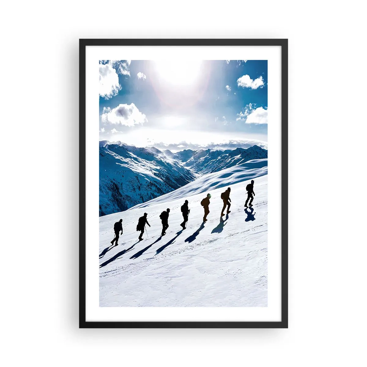 Plagát v čiernom ráme - Turisti na zasneženom horskom svahu na plnom slnku - 50x70cm - Tím dobývateľov - Moderná nástenná dekorácia do obývacej izby a spálne ARTTOR