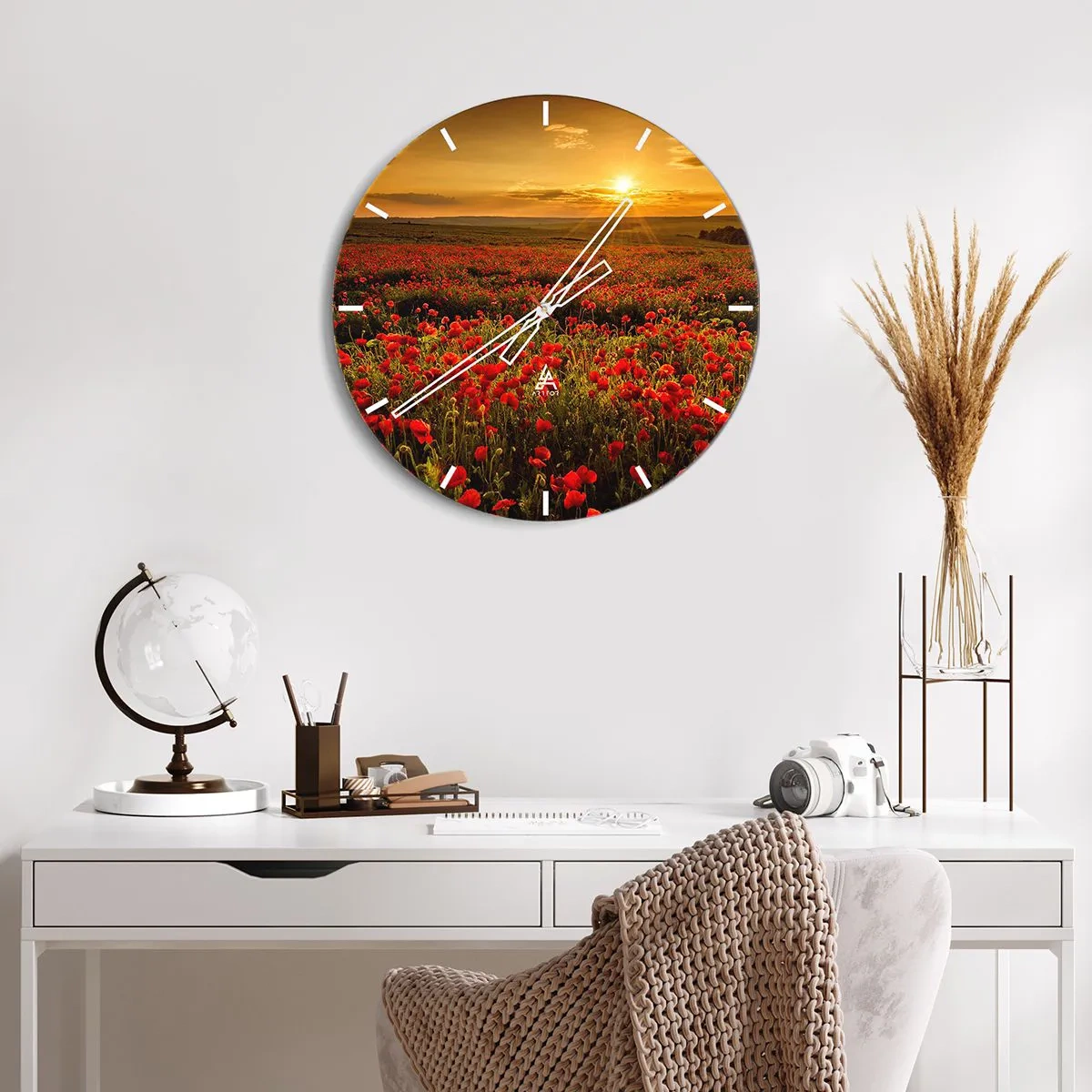 Nástenné hodiny - Pole červených makov pri západe slnka - 30x30cm - Medzi vlnami šumiacich lúk, medzi záplavou kvetov - Moderná nástenná dekorácia do obývacej izby, kuchyne a spálne ARTTOR