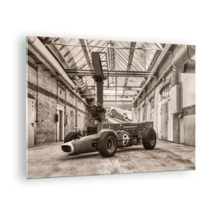 Obraz na skle - Veteránske pretekárske auto v priemyselnej hale - 70x50cm - Odpočinok víťaza - Moderná nástenná dekorácia do obývacej izby a spálne ARTTOR