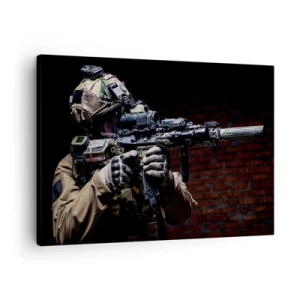 Obraz na plátne - Vojak v plnej výstroji s puškou - 70x50cm - Vražedne účinný - Moderná nástenná dekorácia do obývacej izby a spálne ARTTOR