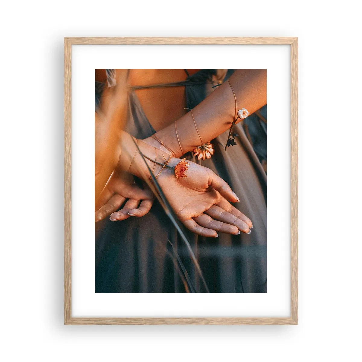 Plagát v ráme zo svetlého duba - Prepojená s prírodou - 40x50 cm