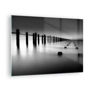 Obraz na skle - Minimalistické čiernobiele mólo na pokojnej vode - 70x50cm - Šedá diaľka v hmle - Moderná nástenná dekorácia do obývacej izby a spálne ARTTOR