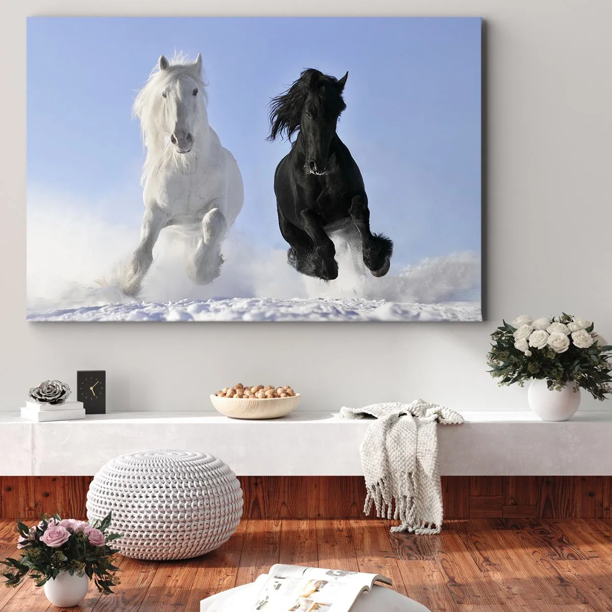 Obraz na plátne - Biely a čierny kôň cválajúci cez sneh - 70x50cm - Čierno-biely cval - Moderná nástenná dekorácia do obývacej izby a spálne ARTTOR