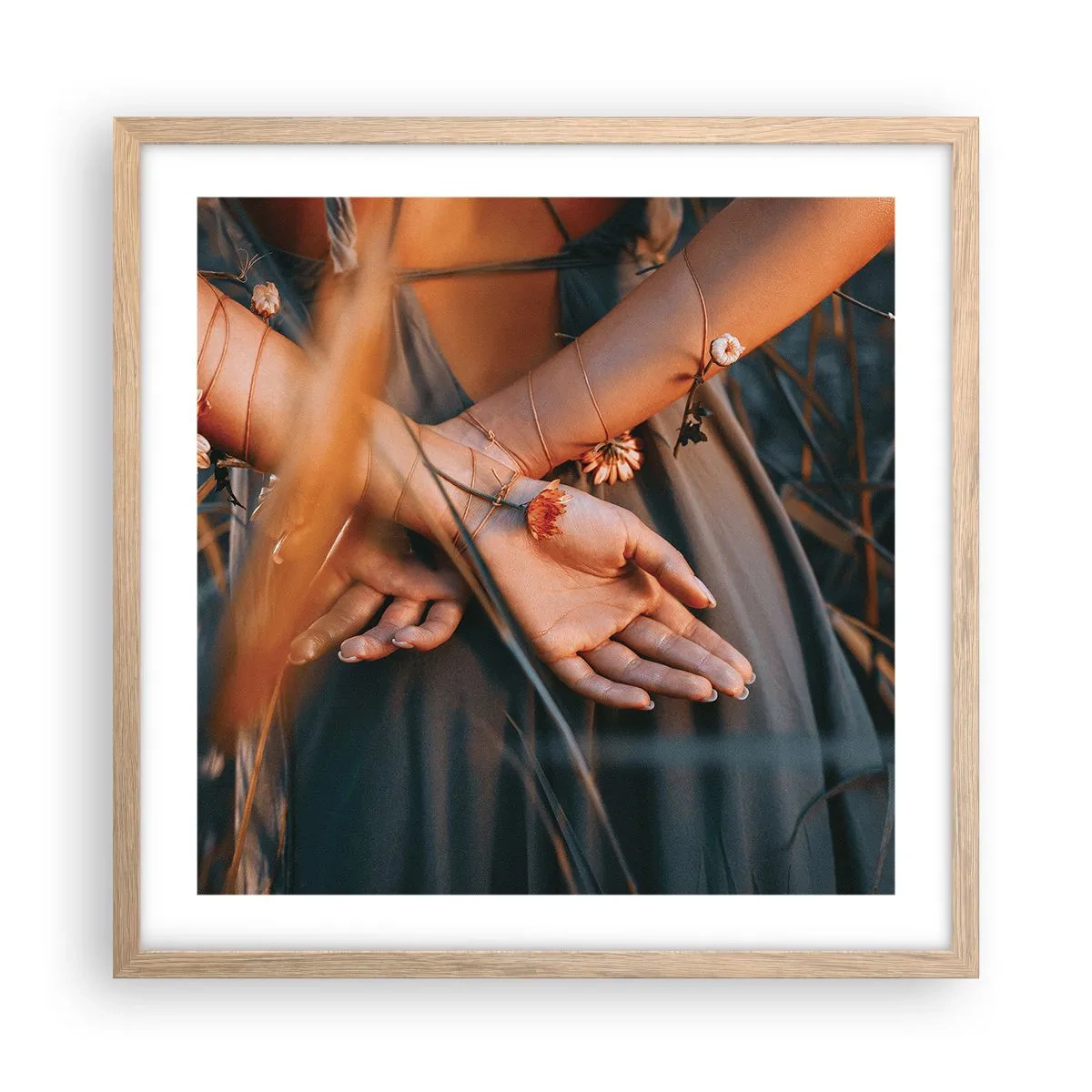Plagát v ráme zo svetlého duba - Prepojená s prírodou - 50x50 cm