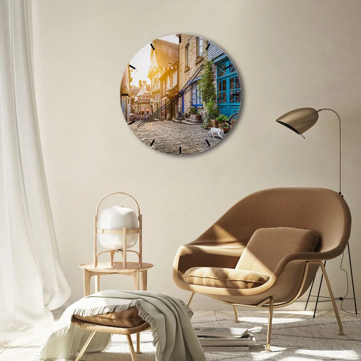 Nástenné hodiny - Očarujúca ulica s činžiakovými domami, kvetmi a bielym psom - 30x30cm - Biely duch mestečka - Moderná nástenná dekorácia do obývacej izby, kuchyne a spálne ARTTOR