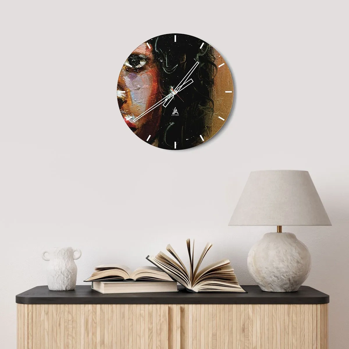 Nástenné hodiny - Fragment ženského portrétu namaľovaný hustou textúrou olejovej farby. - 30x30cm - Čierna a jas - Moderná nástenná dekorácia do obývacej izby, kuchyne a spálne ARTTOR