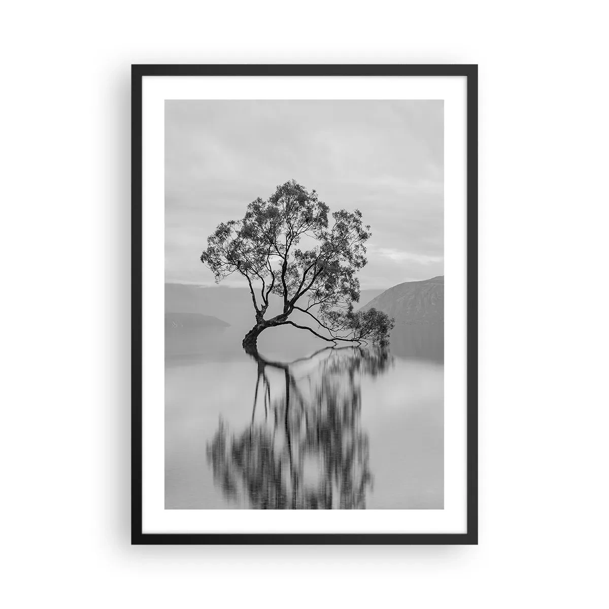 Plagát v čiernom ráme - Osamelý strom sa odráža v pokojnej vode - 50x70cm - Existuje taká krajina - Moderná nástenná dekorácia do obývacej izby a spálne ARTTOR
