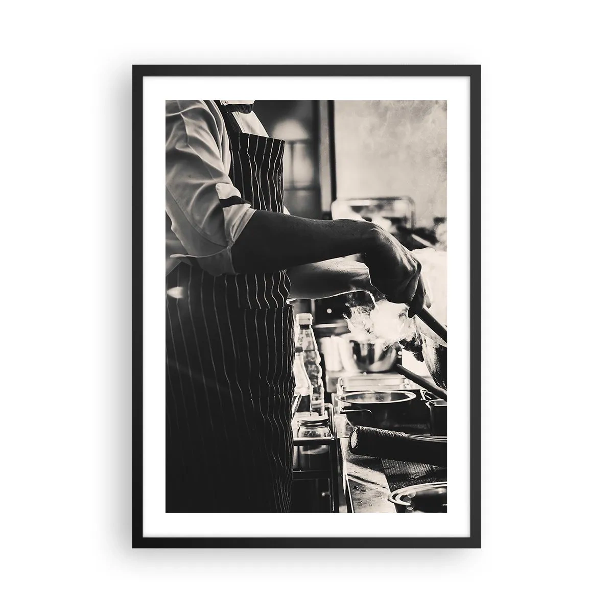 Plagát v čiernom ráme - Čiernobiela fotografia kuchára pri práci - 50x70cm - Alchýmia chutí - Moderná nástenná dekorácia do obývacej izby a spálne ARTTOR