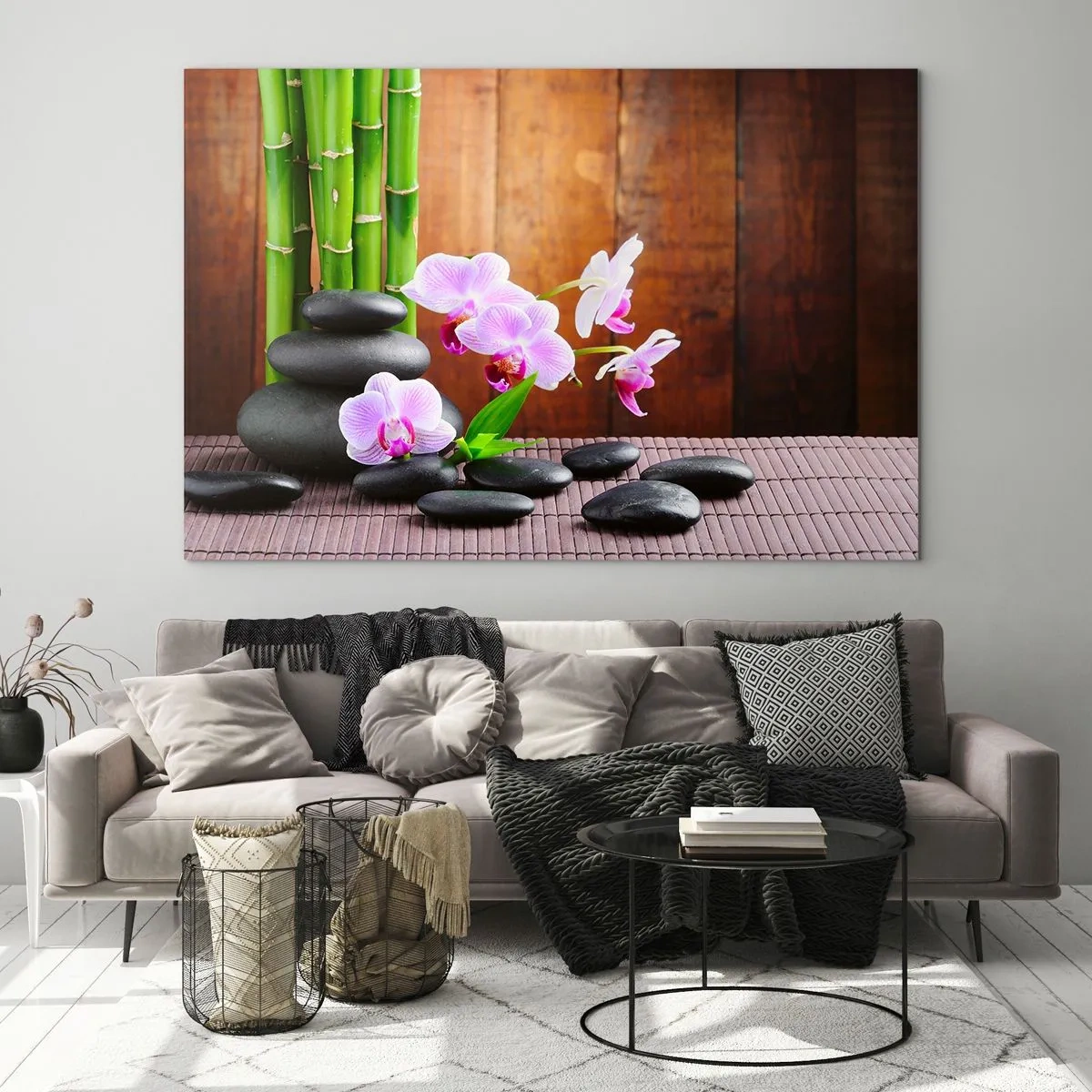 Obraz na skle - Ružové orchidey, bambus a čierne kamene oproti drevenej stene - 70x50cm - Zoznámte sa s potešením východu - Moderná nástenná dekorácia do obývacej izby a spálne ARTTOR
