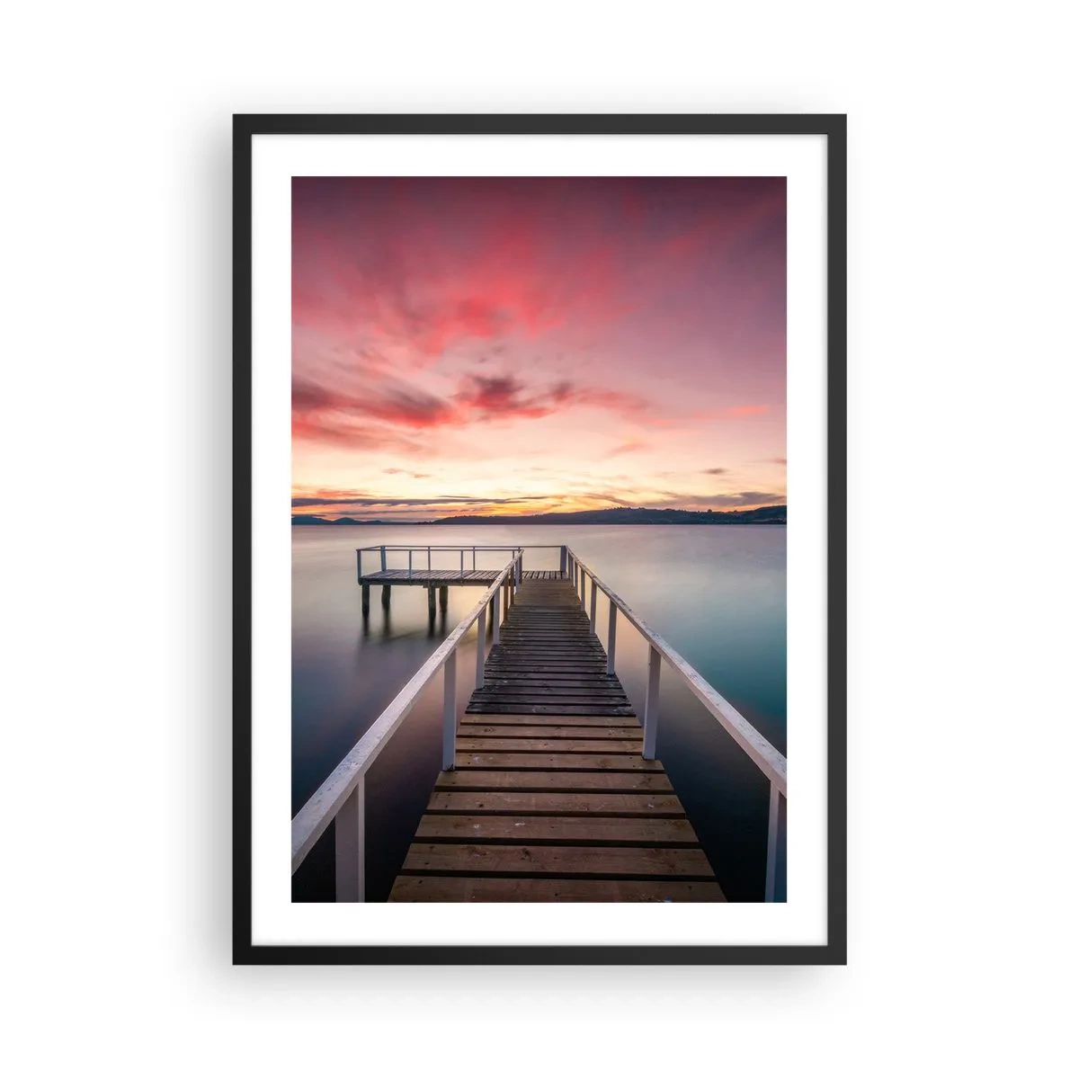 Plagát v čiernom ráme - Mólo na jazere vo svetle zapadajúceho slnka - 50x70cm - Jemný plameň večera - Moderná nástenná dekorácia do obývacej izby a spálne ARTTOR
