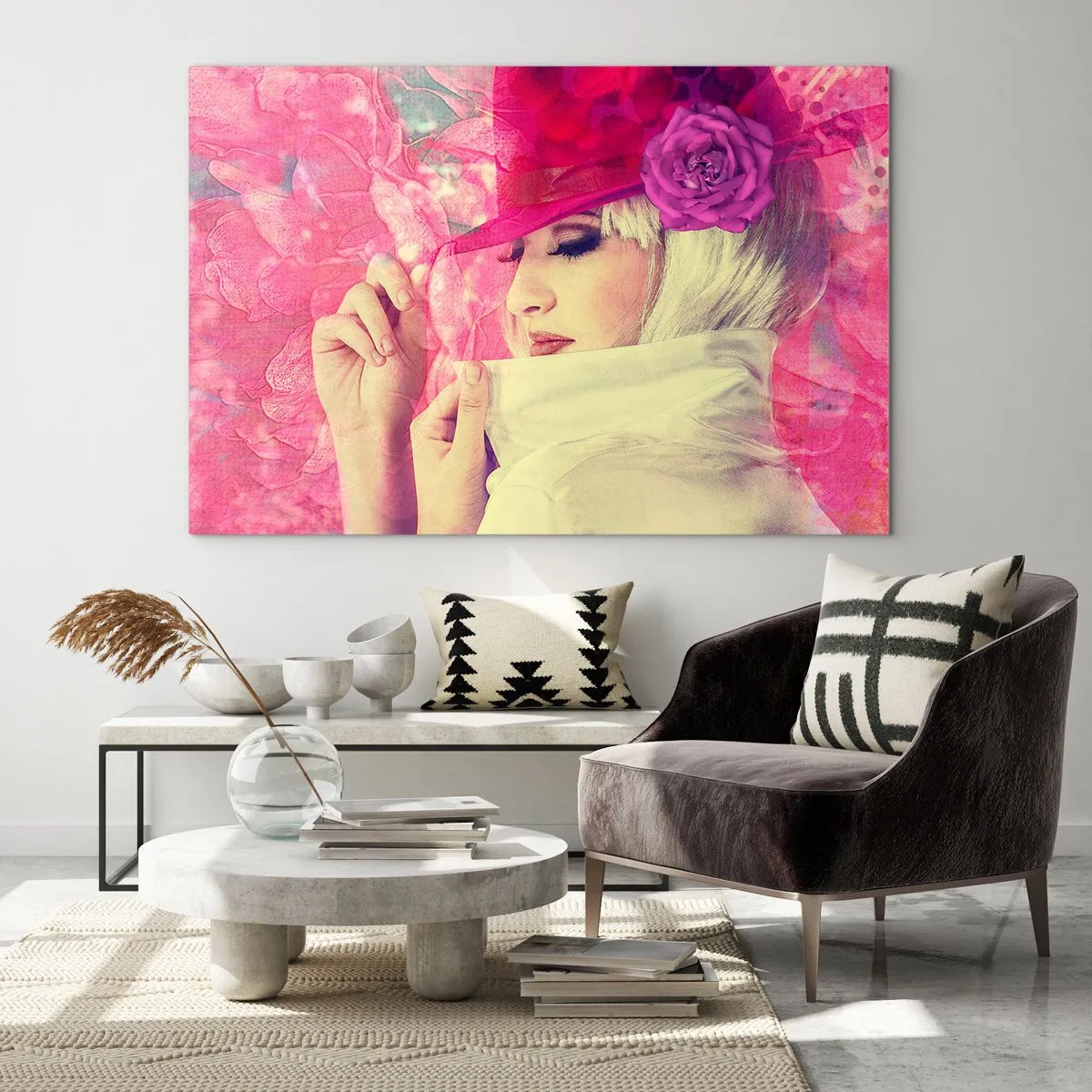 Obraz na skle - Ilustrácia ženy s ružovým klobúkom a kvetom v pozadí - 70x50cm - Retro portrét v ružovej hmle - Moderná nástenná dekorácia do obývacej izby a spálne ARTTOR