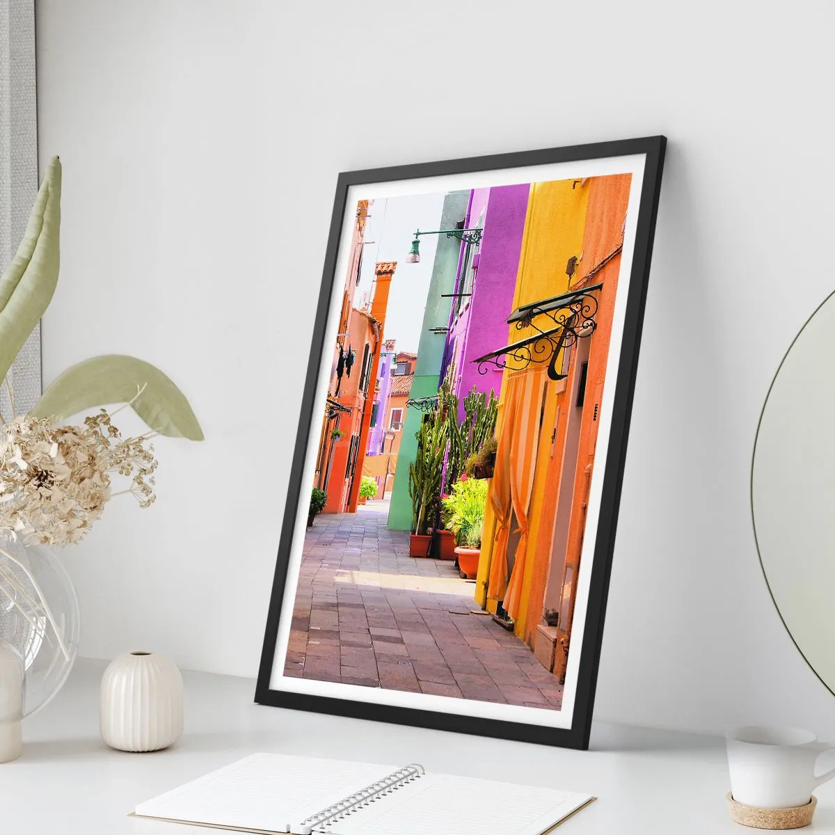 Plagát v čiernom ráme - Farebná ulica s rastlinami a žiarivými fasádami budov - 50x70cm - Dúhová ulička - Moderná nástenná dekorácia do obývacej izby a spálne ARTTOR