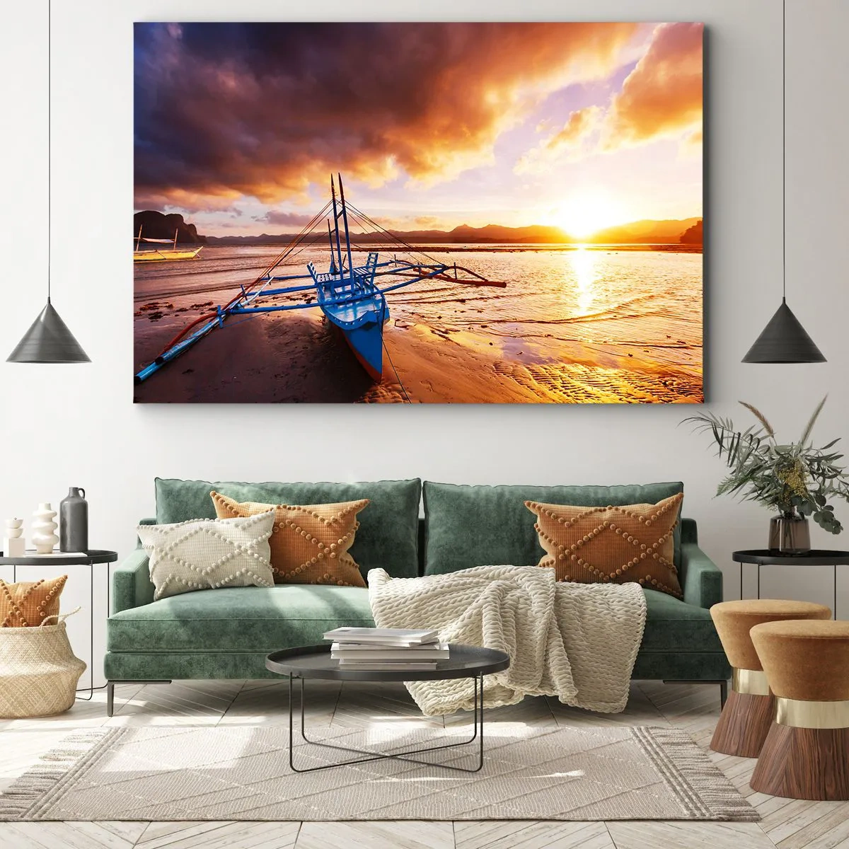 Obraz na plátne - Modrá loď na pláži pri západe slnka - 70x50cm - Po celom dni sa natiahnuť na piesku - Moderná nástenná dekorácia do obývacej izby a spálne ARTTOR