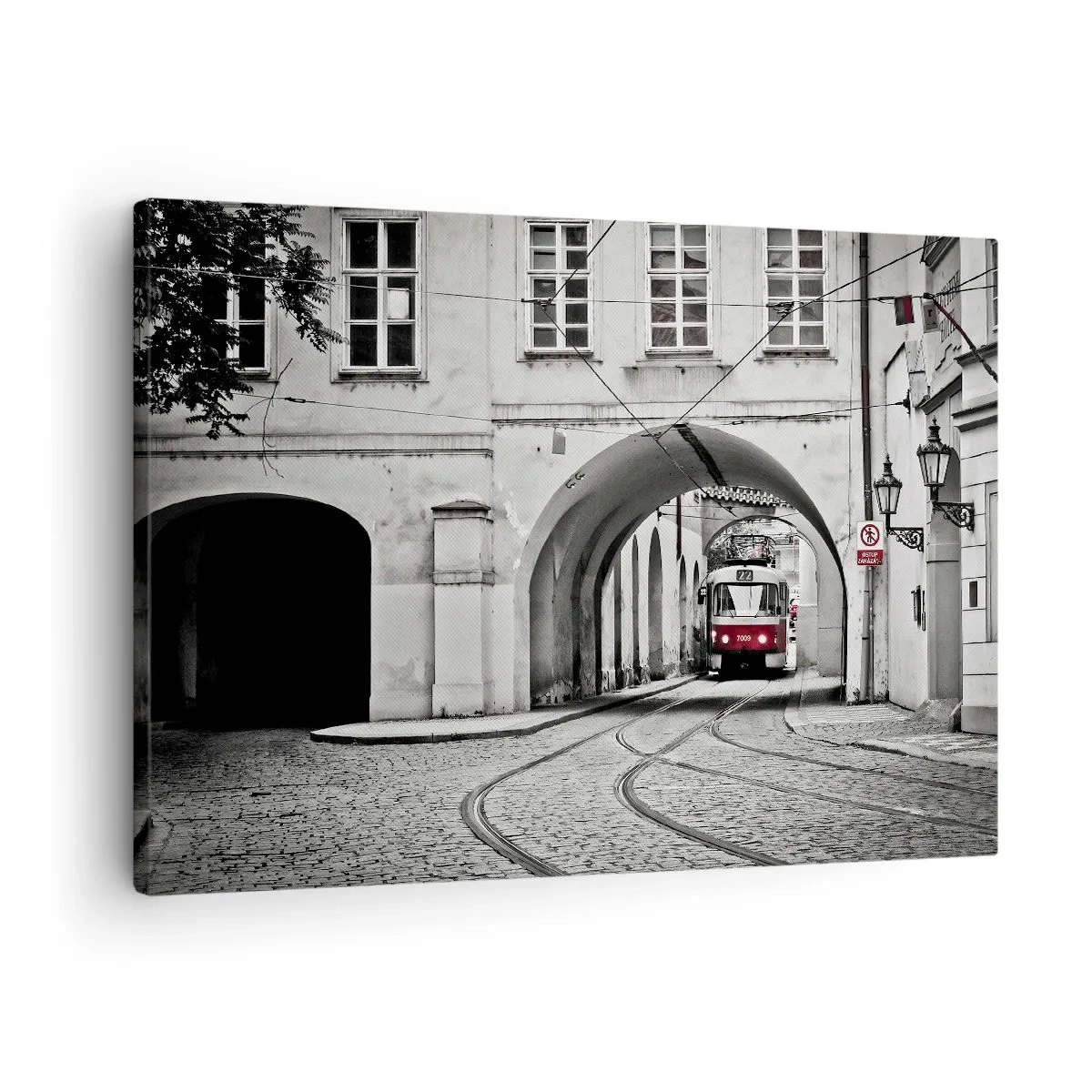 Obraz na plátne - Čiernobiela električka na historickej mestskej ulici - 70x50cm - Mestským labyrintom - Moderná nástenná dekorácia do obývacej izby a spálne ARTTOR
