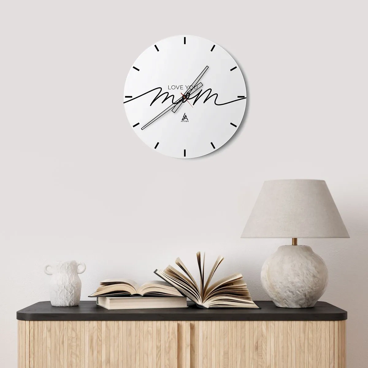 Nástenné hodiny - Nápis Ľúbim ťa, mama, na bielom pozadí v elegantnom štýle - 30x30cm - Veľké dojatie - Moderná nástenná dekorácia do obývacej izby, kuchyne a spálne ARTTOR