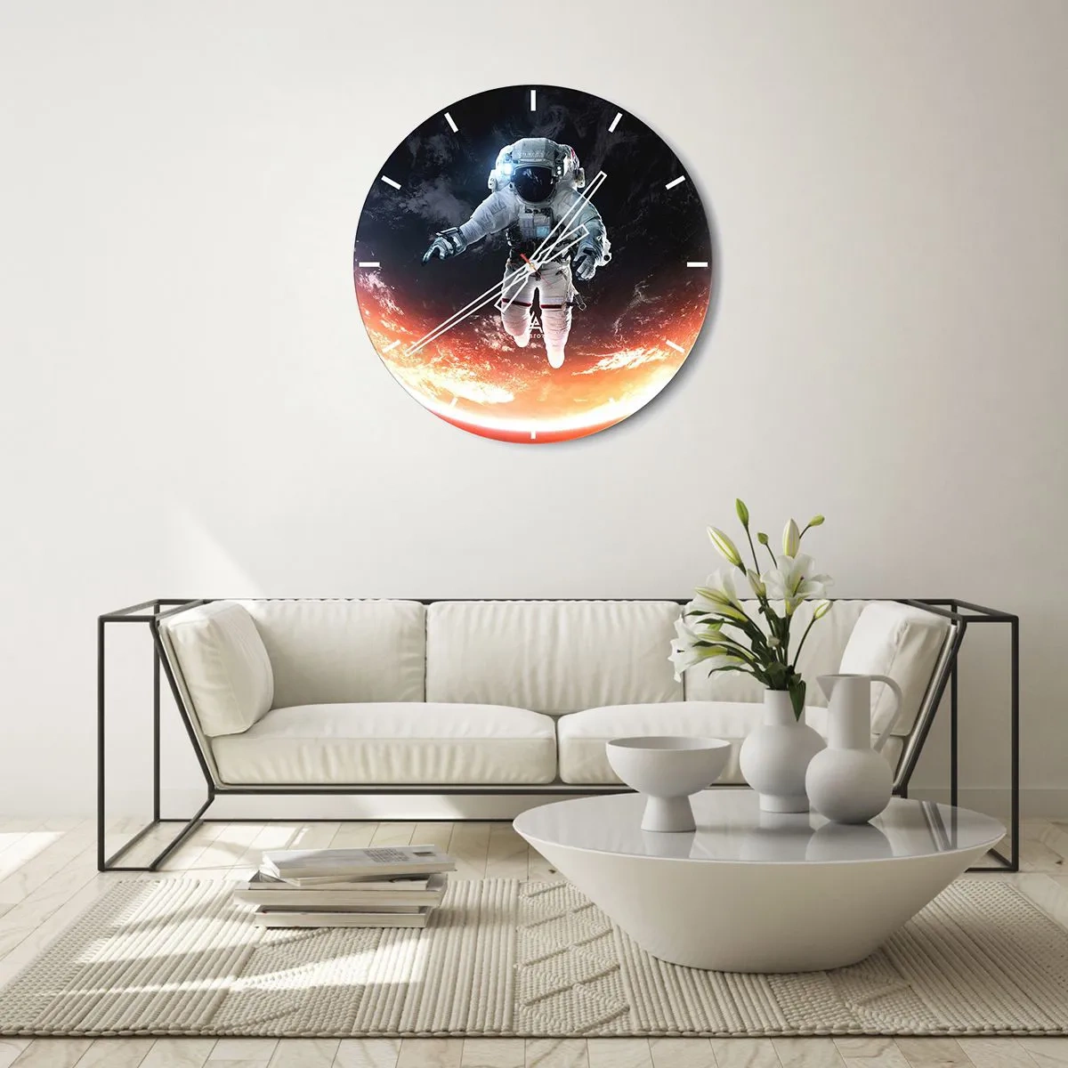 Nástenné hodiny - Astronaut vznášajúci sa vo vesmíre s výhľadom na Zem - 30x30cm - Môžem zostať ešte chvíľku? - Moderná nástenná dekorácia do obývacej izby, kuchyne a spálne ARTTOR