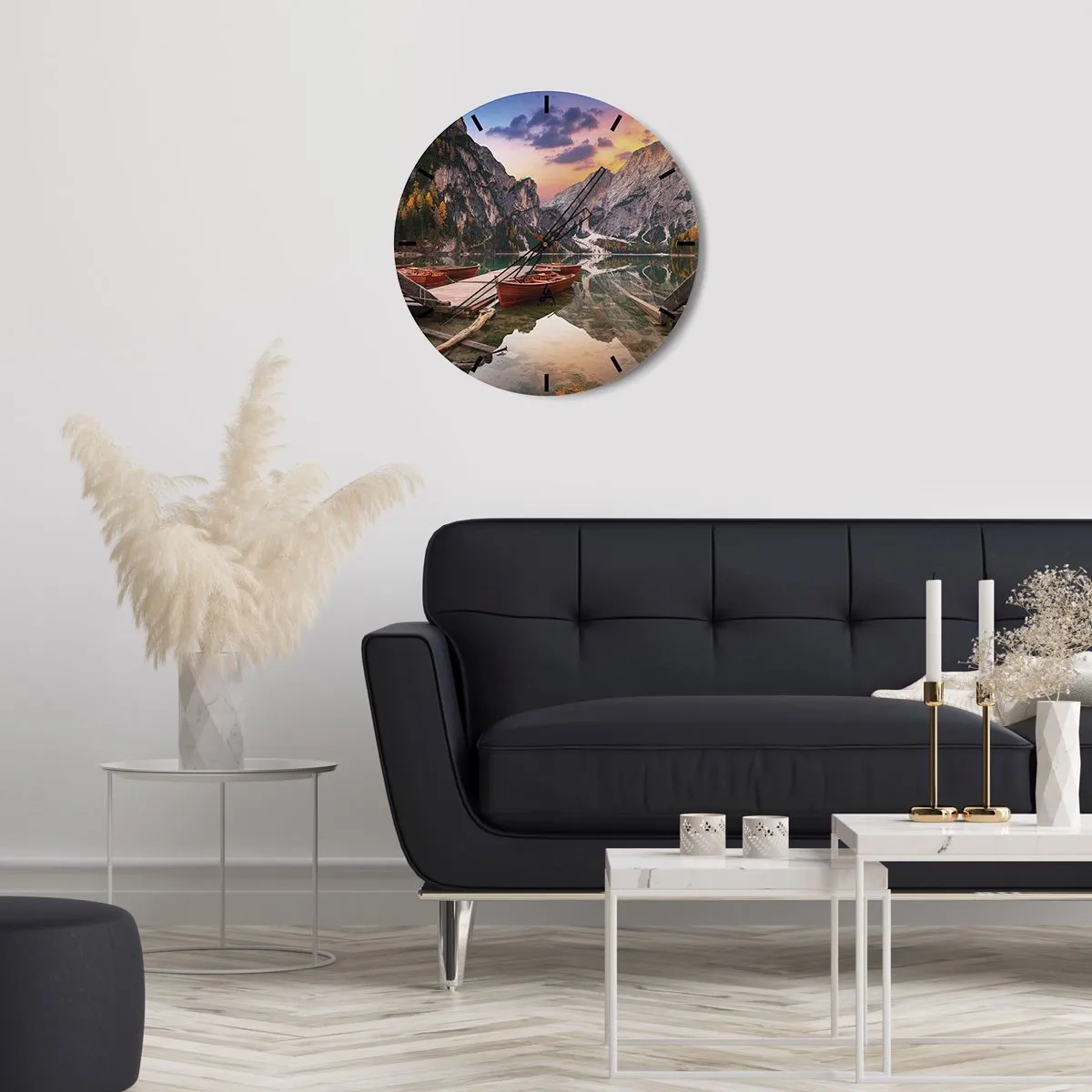 Nástenné hodiny - Drevené lode na móle na pozadí hôr a jazera za úsvitu - 30x30cm - Sľub dňa - Moderná nástenná dekorácia do obývacej izby, kuchyne a spálne ARTTOR