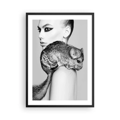 Plagát v čiernom ráme - Žena s činčilou na umeleckej čiernobielej snímke - 50x70cm - Dáma s činčilou - Moderná nástenná dekorácia do obývacej izby a spálne ARTTOR