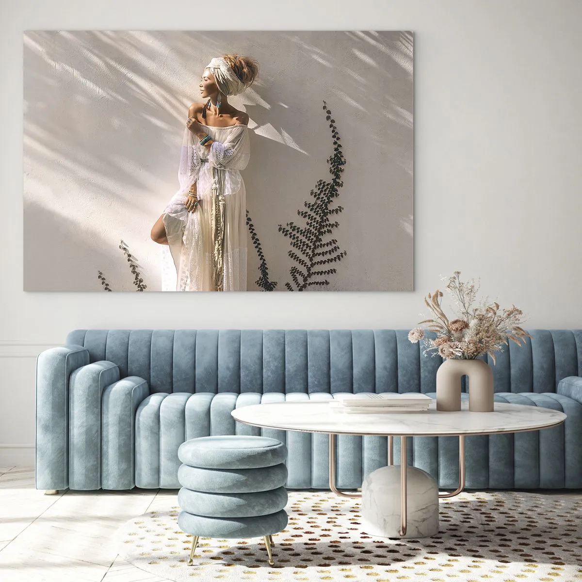 Obraz na skle - Žena v boho štýle na pozadí svetlej steny a tieňov rastlín - 70x50cm - Slnko a dievča - Moderná nástenná dekorácia do obývacej izby a spálne ARTTOR