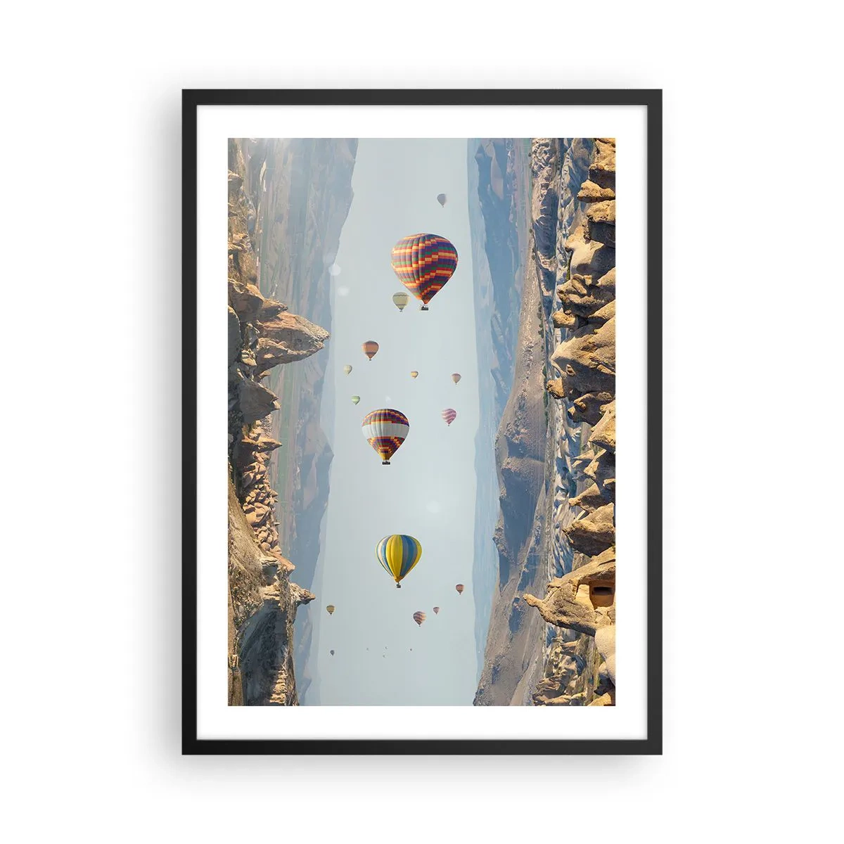 Plagát v čiernom ráme - Teplovzdušné balóny vznášajúce sa nad skalnatým terénom - 50x70cm - Tu je možné všetko - Moderná nástenná dekorácia do obývacej izby a spálne ARTTOR