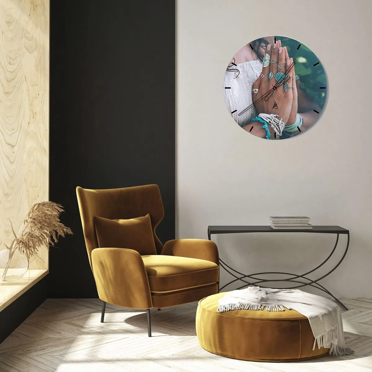 Nástenné hodiny - Ruky s boho šperkami na prirodzenom pozadí - 30x30cm - Vitajte v centre bytia - Moderná nástenná dekorácia do obývacej izby, kuchyne a spálne ARTTOR