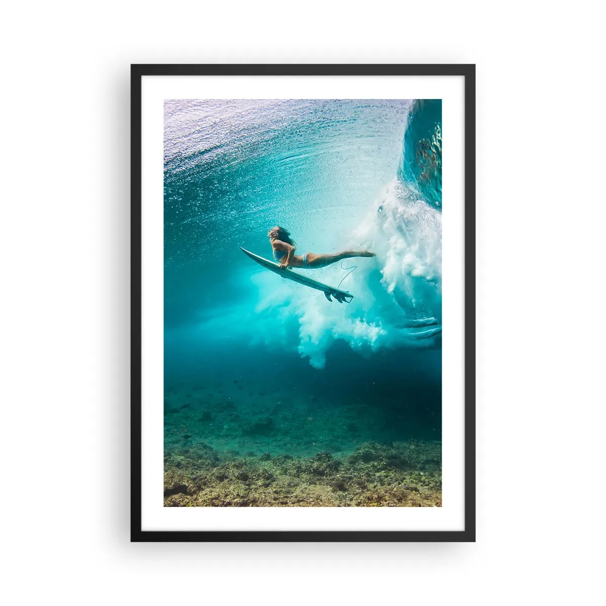 Plagát v čiernom ráme - Surfer pod vodou v dynamickej scéne s tyrkysovými vlnami. - 50x70cm - Podmorský svet - Moderná nástenná dekorácia do obývacej izby a spálne ARTTOR