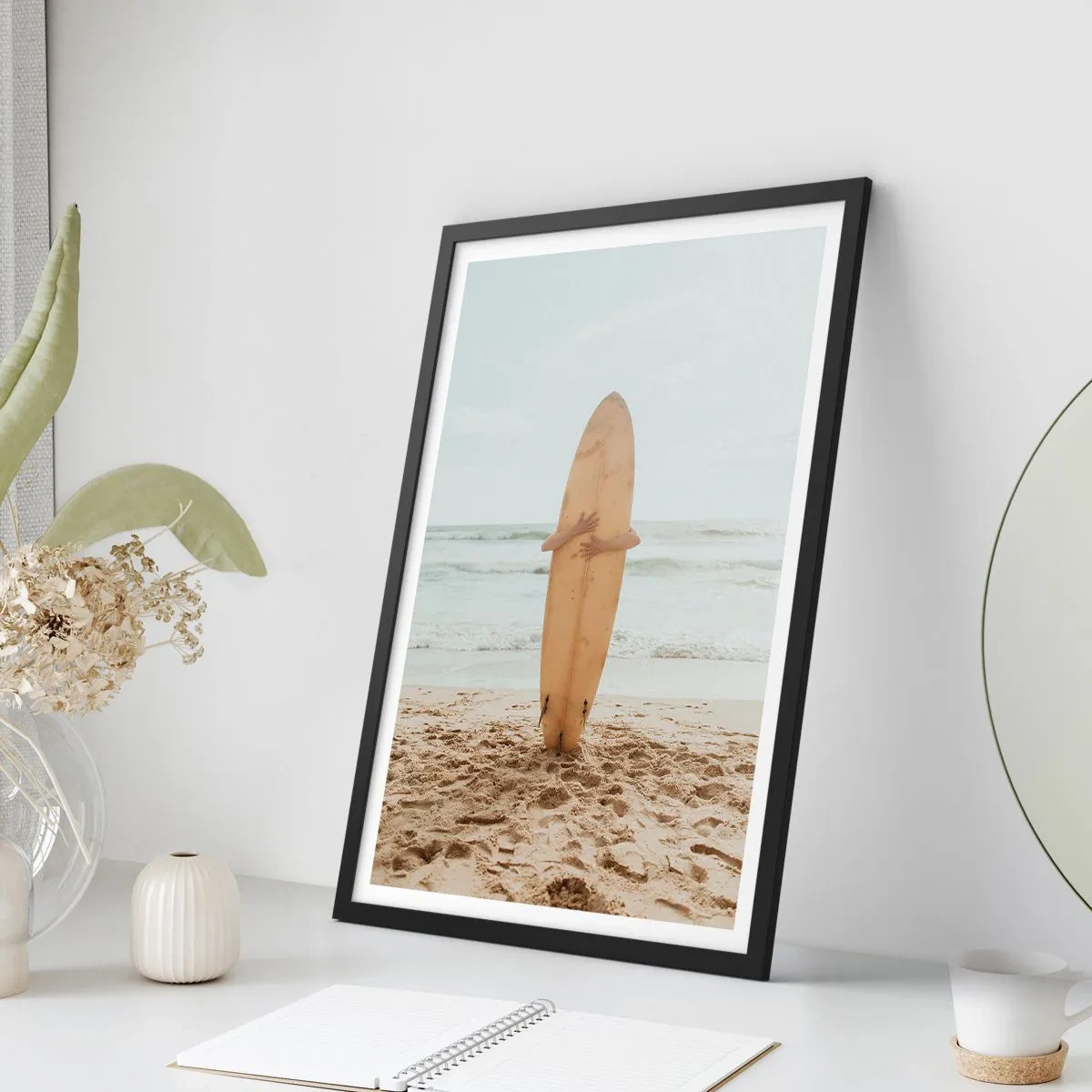 Plagát v čiernom ráme - Osoba držiaca surfovú dosku na pláži s výhľadom na more. - 50x70cm - Z lásky k vlnám - Moderná nástenná dekorácia do obývacej izby a spálne ARTTOR
