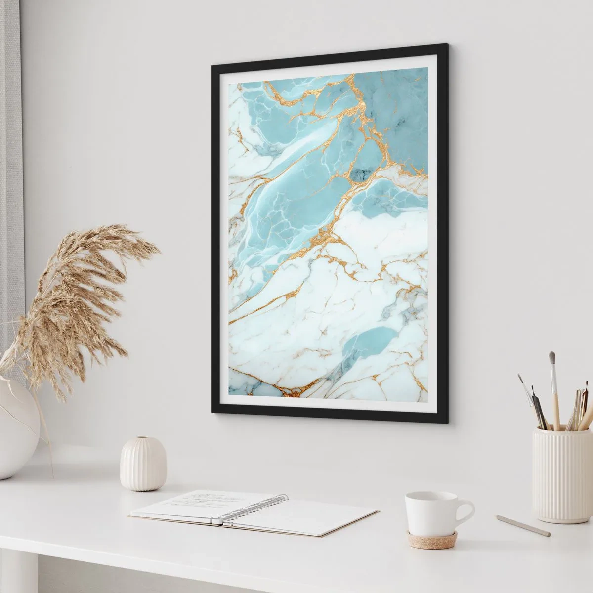 Plagát v čiernom ráme - Elegantný mramor v odtieňoch modrej a zlatej - 50x70cm - Bohatstvo kameňa - Moderná nástenná dekorácia do obývacej izby a spálne ARTTOR