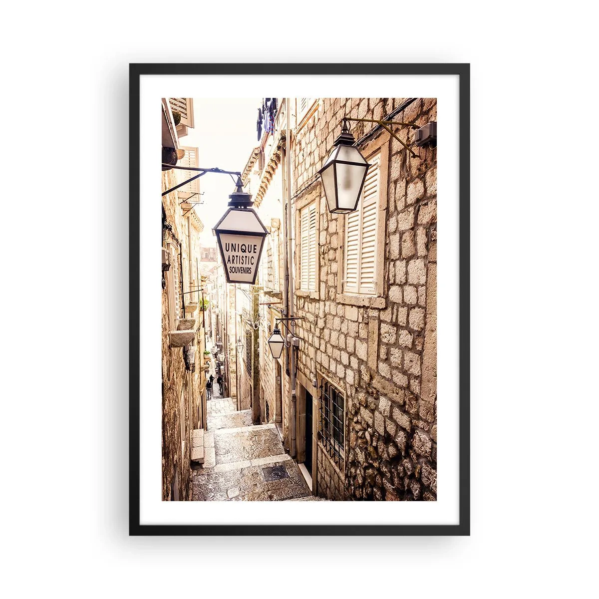 Plagát v čiernom ráme - Očarujúca kamenná ulica s lampášmi a schodmi - 50x70cm - Očarujúca ulička - Moderná nástenná dekorácia do obývacej izby a spálne ARTTOR