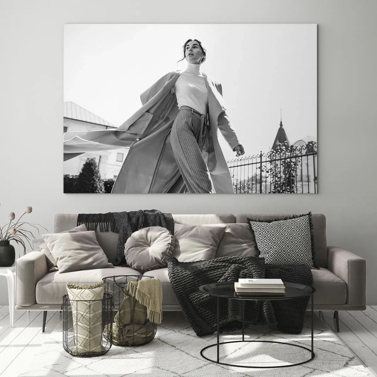 Obraz na skle - Štýlová žena v pohybe na pozadí mestskej architektúry - 70x50cm - Ideš so mnou? - Moderná nástenná dekorácia do obývacej izby a spálne ARTTOR