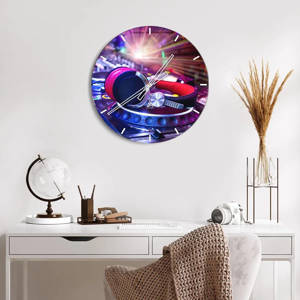 Nástenné hodiny - DJ slúchadlá a konzola v farebnom reflektore - 30x30cm - Bude, bude sa diať - Moderná nástenná dekorácia do obývacej izby, kuchyne a spálne ARTTOR