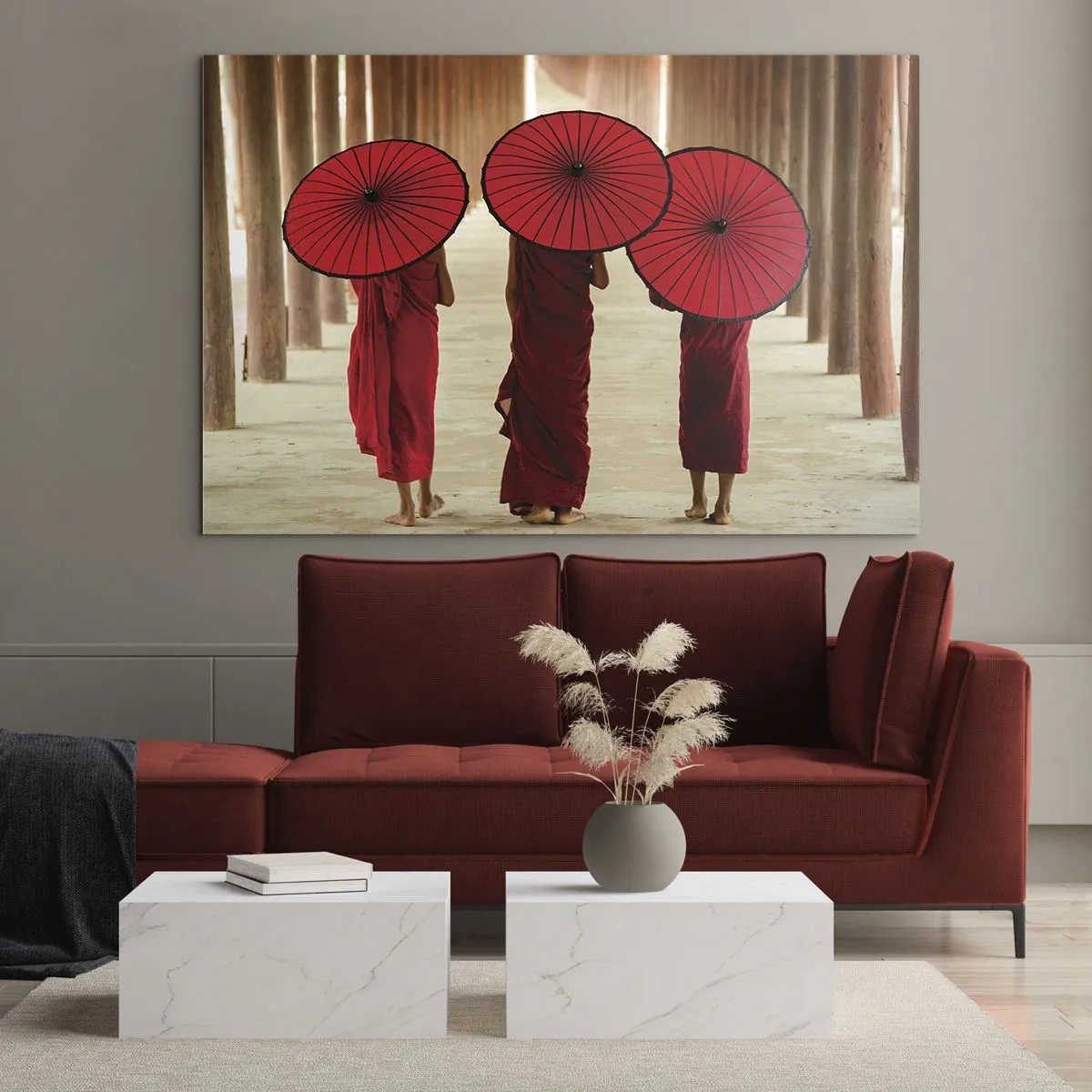 Obraz na skle - Mnísi s červenými dáždnikmi kráčajú po drevenej chodbe - 70x50cm - Na ceste do Čistej ríše - Moderná nástenná dekorácia do obývacej izby a spálne ARTTOR