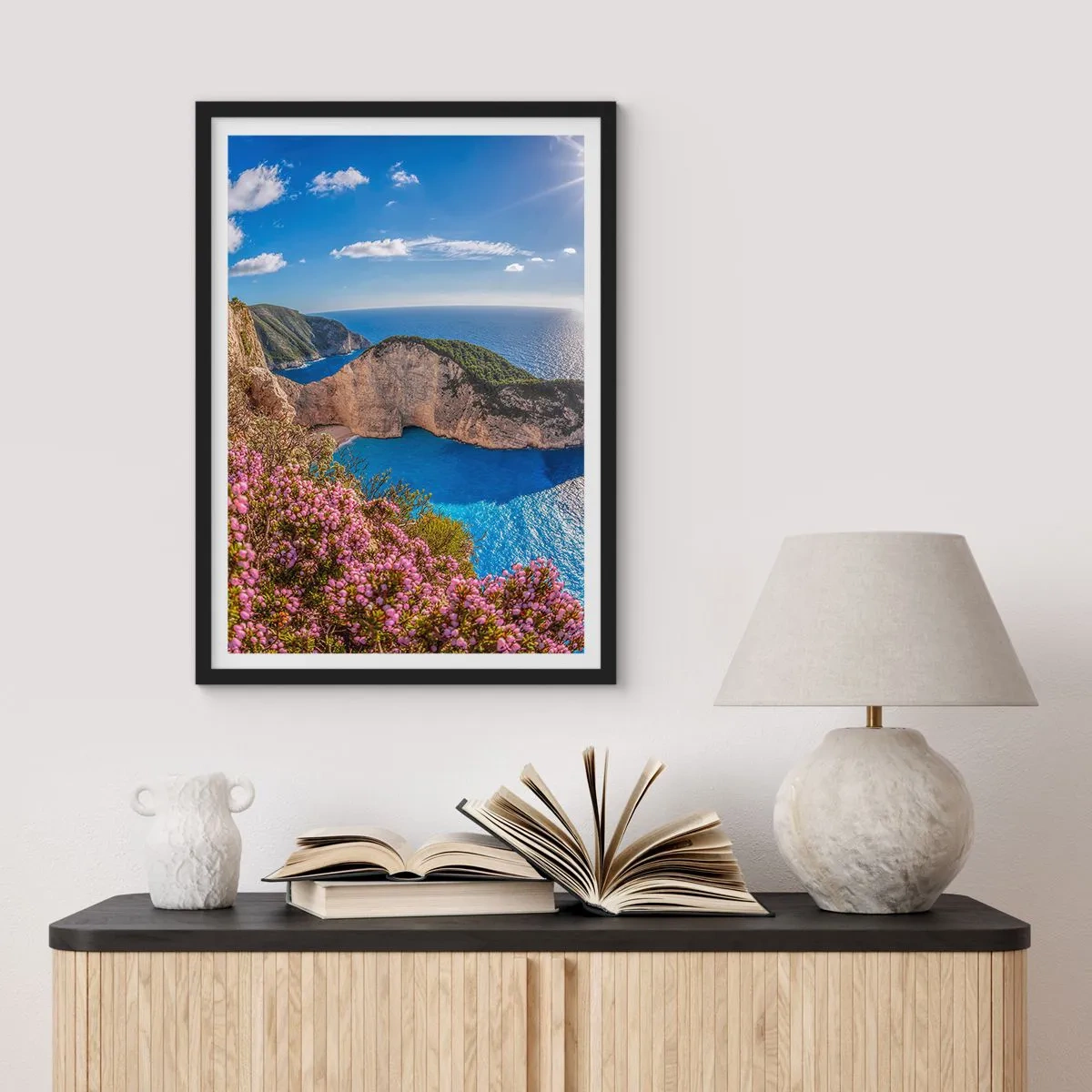 Plagát v čiernom ráme - Zátoka Navagio na ostrove Zakynthos s útesmi a morom - 50x70cm - Moje veľké grécke prázdniny - Moderná nástenná dekorácia do obývacej izby a spálne ARTTOR