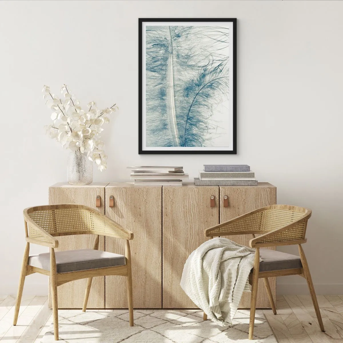 Plagát v čiernom ráme - Jemné pierko v jemných odtieňoch modrej - 50x70cm - Šepot prírody - Moderná nástenná dekorácia do obývacej izby a spálne ARTTOR