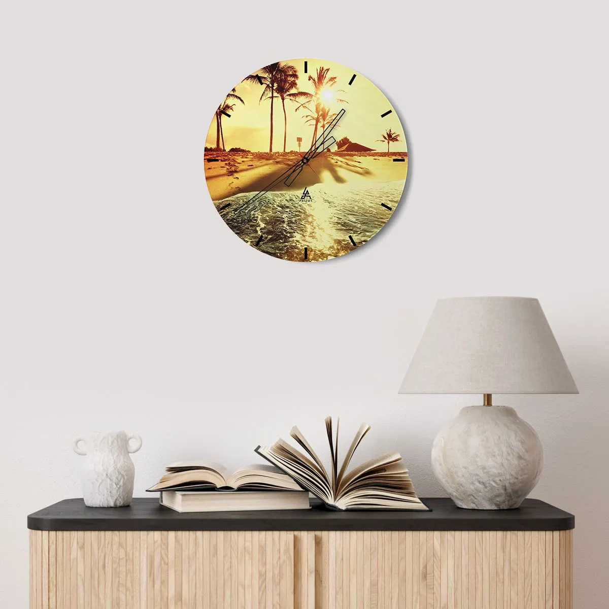 Nástenné hodiny - Ciferník hodín s motívom pláže vo svetle zapadajúceho slnka - 30x30cm - Kalifornské popoludnie - Moderná nástenná dekorácia do obývacej izby, kuchyne a spálne ARTTOR