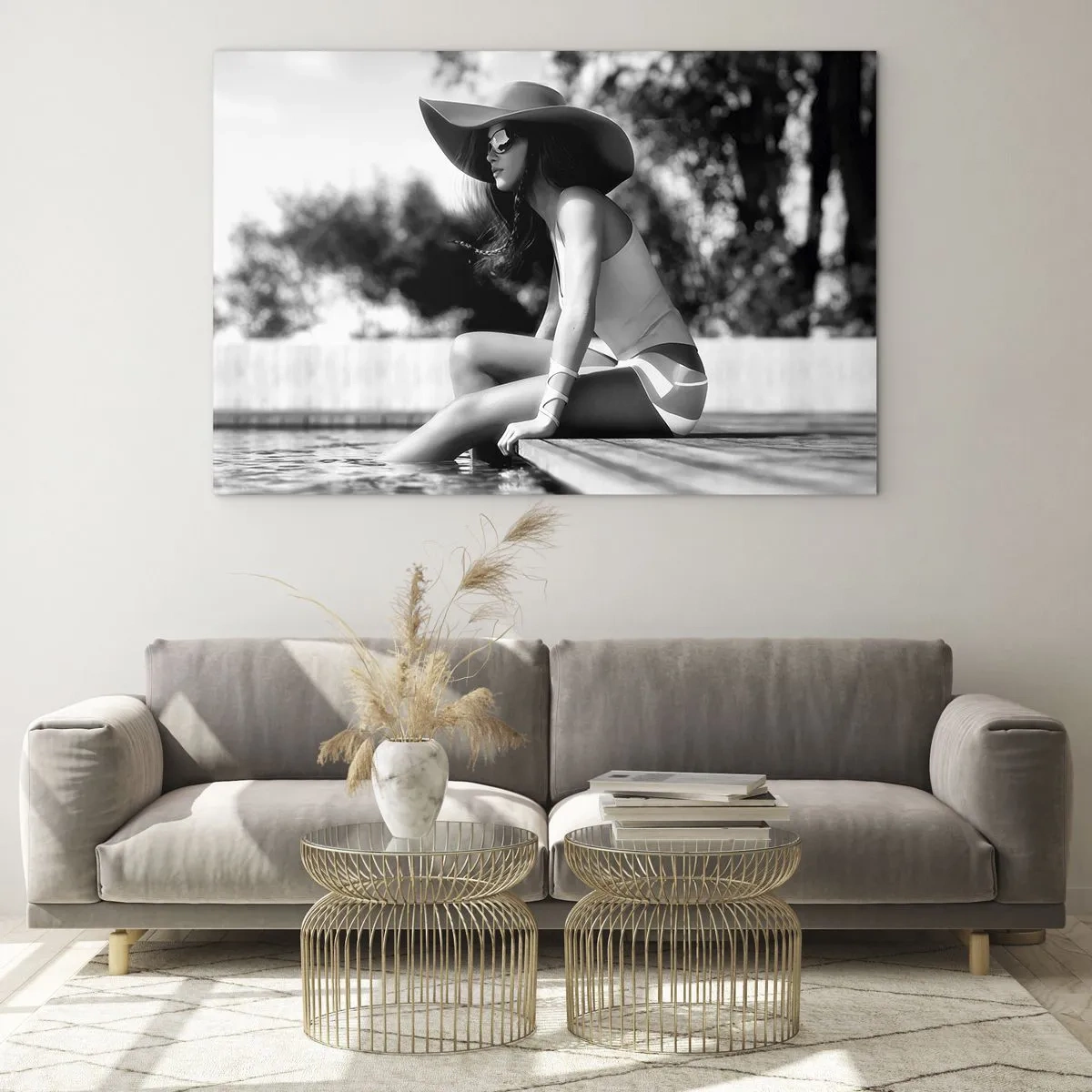 Obraz na skle - Žena v klobúku sedí pri bazéne v čiernobielom prevedení - 70x50cm - Letný sen - Moderná nástenná dekorácia do obývacej izby a spálne ARTTOR