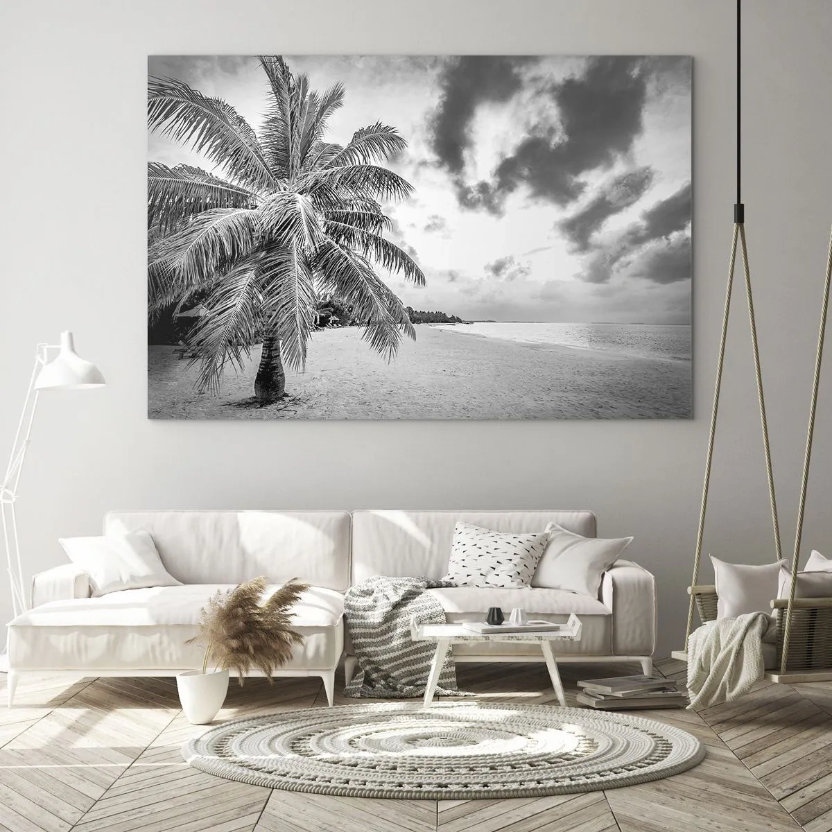 Obraz na skle - Čiernobiela palma na prázdnej pláži so zamračenou oblohou. - 70x50cm - Keď túžiš po samote…. - Moderná nástenná dekorácia do obývacej izby a spálne ARTTOR